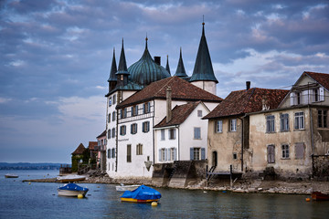 Turmhof Steckborn, historisches Gebäude aus dem 13. Jahrhundert, Wahrzeichen, Kupferhaube, 4 achteckige Spitztürmchen, Museum, Untersee, Bodensee, Boote, Abendstimmung mit bedecktem Himmel