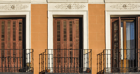Balcones madrileños de época con friso decorado, Madrid, España