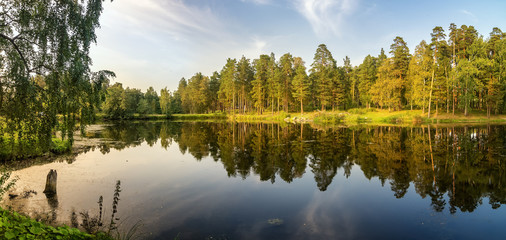 осенняя панорама с прудом и соснами на берегу, Россия Урал, сентябрь © 7ynp100