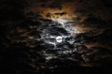 Naklejka na ściany i meble Nachthimmel Mond mit Wolken