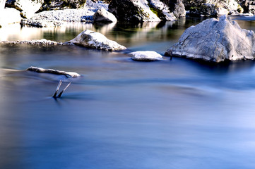 Rocce nel fiume alpino
