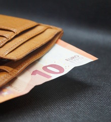 Ein Zehn Euro Schein in einer Leder Geldbörse