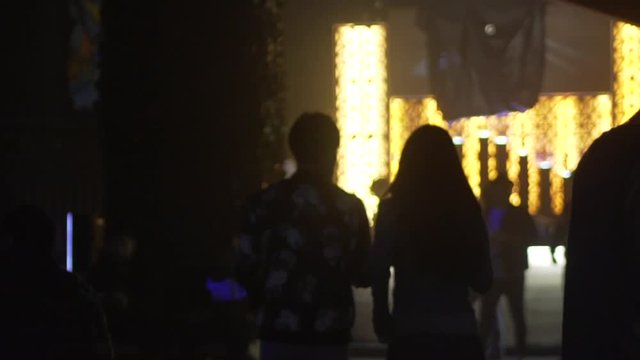 Pareja camina hacia barra de bar