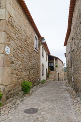 Fototapeta na wymiar Calle de la aldea amurallada de Castelo Mendo, Guarda. Portugal.