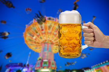 Maßkrug mit Bier auf dem Oktoberfest in München - obrazy, fototapety, plakaty