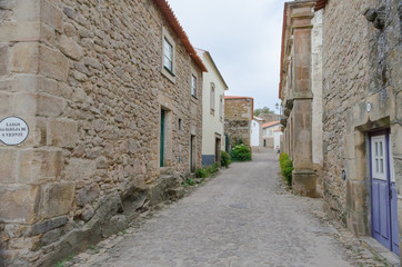 Fototapeta na wymiar Calle de la aldea histórica de Castelo Mendo, Distrito de Garda, Portugal.