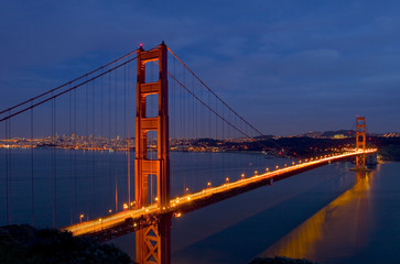 Fototapeta na wymiar Illuminated Golden Gate Bridge 