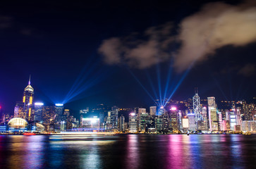 Fototapeta premium Pokaz laserowy na panoramę Hongkongu w centrum nowoczesnego budynku