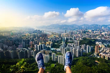Foto op Plexiglas Man geniet van uitzicht op Hong Kong vanaf de Lion Rock © creativefamily