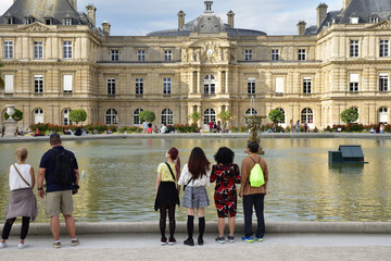 Bassin et palais du Luxembourg à Paris, France
