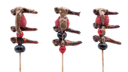 Heuschrecken am Spieß mit Früchten und Schokolade