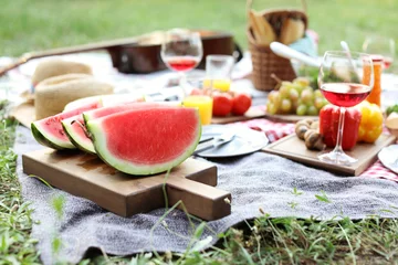 Fototapete Picknick Decke mit Lebensmitteln, die für ein Sommerpicknick im Freien zubereitet werden