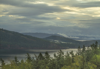 Naklejka premium Cloudy sky over mountains with low hanging clouds in the distance