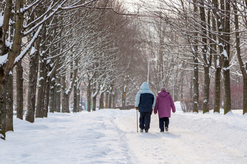 Fototapeta na wymiar Minsk, Belarus, January 27, 2018: Older people walking in the winter park