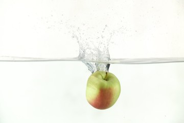 Fototapeta na wymiar Apfel im Wasser