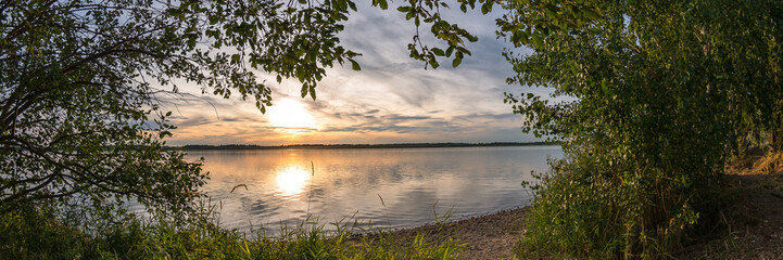 Romantischer Sonnenuntergang an einem versteckten Strand, Panorama