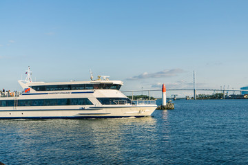 Schiff vor Leuchtturm