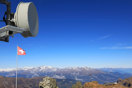 Telecommunication beam antenna