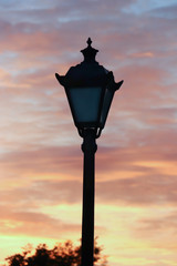 Fototapeta na wymiar silhouette of a lantern in the light of the sunset in Millennium Park
