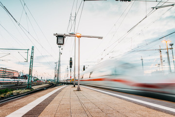 Fototapeta premium Zug in Bewegung am Frankfurt Hauptbahnhof 