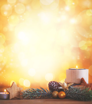 Weihnachtliche Dekoration mit leuchtenden Hintergrund und brennender Kerze 