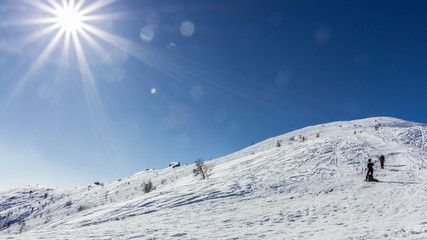 neve e cielo azzurro