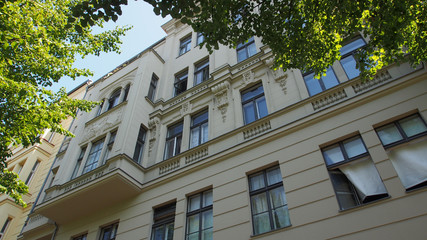 Grünes Berlin: Altbaufassaden in Mitte, Straßenbäume