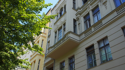 Fototapeta na wymiar Grünes Berlin: Altbaufassaden in Mitte, Straßenbäume