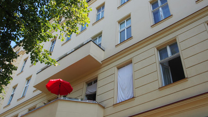 Berlin-Mitte: Sommer auf dem Balkon, Roter Sonnenschirm