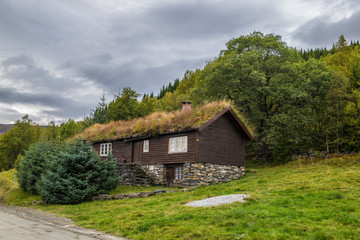 Fototapeta na wymiar Norwegian home near lakes in autumn