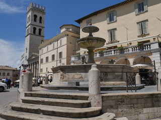 Assisi - piazza del Comune, palazzo dei Priori e fonte di piazza