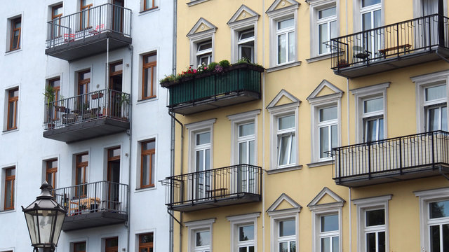 Deutschland: Sanierte Altbauten mit neuem Balkon