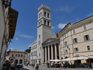 Fototapeta na wymiar Assisi - piazza del Comune, palazzo dei Priori e fonte di piazza