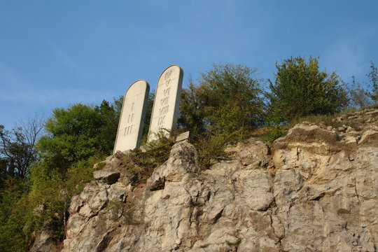 Kadzielnia, pomnik Dekalogu
