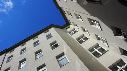 Berlin: Sanierter Hinterhof, Blick zum Himmel