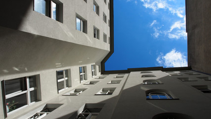 Berlin: Sanierter Hinterhof, Blick zum Himmel