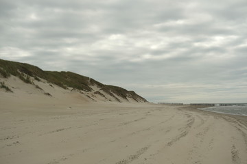 Fototapeta na wymiar Menschenleerer Strand an der Küste Zeelands / Holland