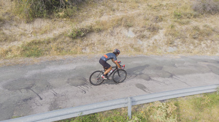Ciclista subiendo puerto