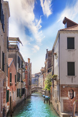 Schöne Aussicht auf einen der venezianischen Kanäle in Venedig, Italien