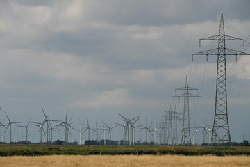 Windräder und Strommasten - Stockfoto