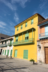 Fototapeta na wymiar Colorful houses on street of Havana, Cuba