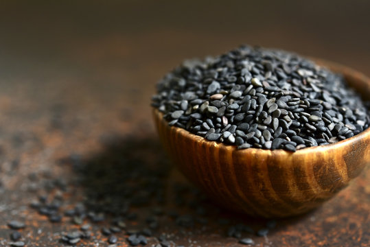 Black sesame seed in a wooden bowl.