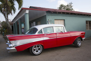 Wunderschöner roter Oldtimer auf Kuba (Karibik)