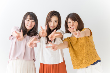 ピースをする女性