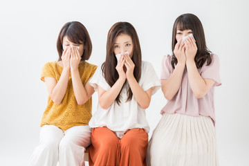 感動して泣く女性