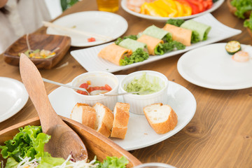 食事中のテーブル