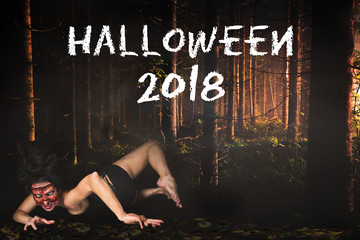 weiblicher gruseliger Zombie im Wald und Aufschrift 