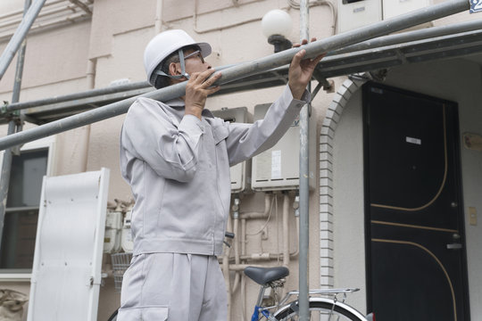 工事現場イメージ・材料を運ぶ労働者