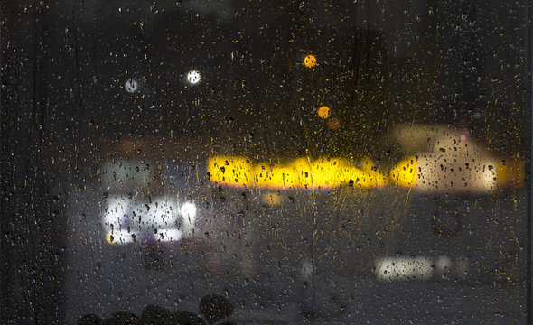 Porto Alegre Rio grande do sul Brasil, noite de inverno chuvoso vidro com gotas de chuva