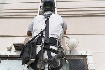 働く人・住宅・足場仮設作業　外壁工事